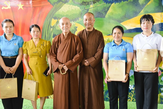 Ban Từ thiện: Tặng quà Trung Thu cho các em học sinh ở Đắk Som, Đăk Nông